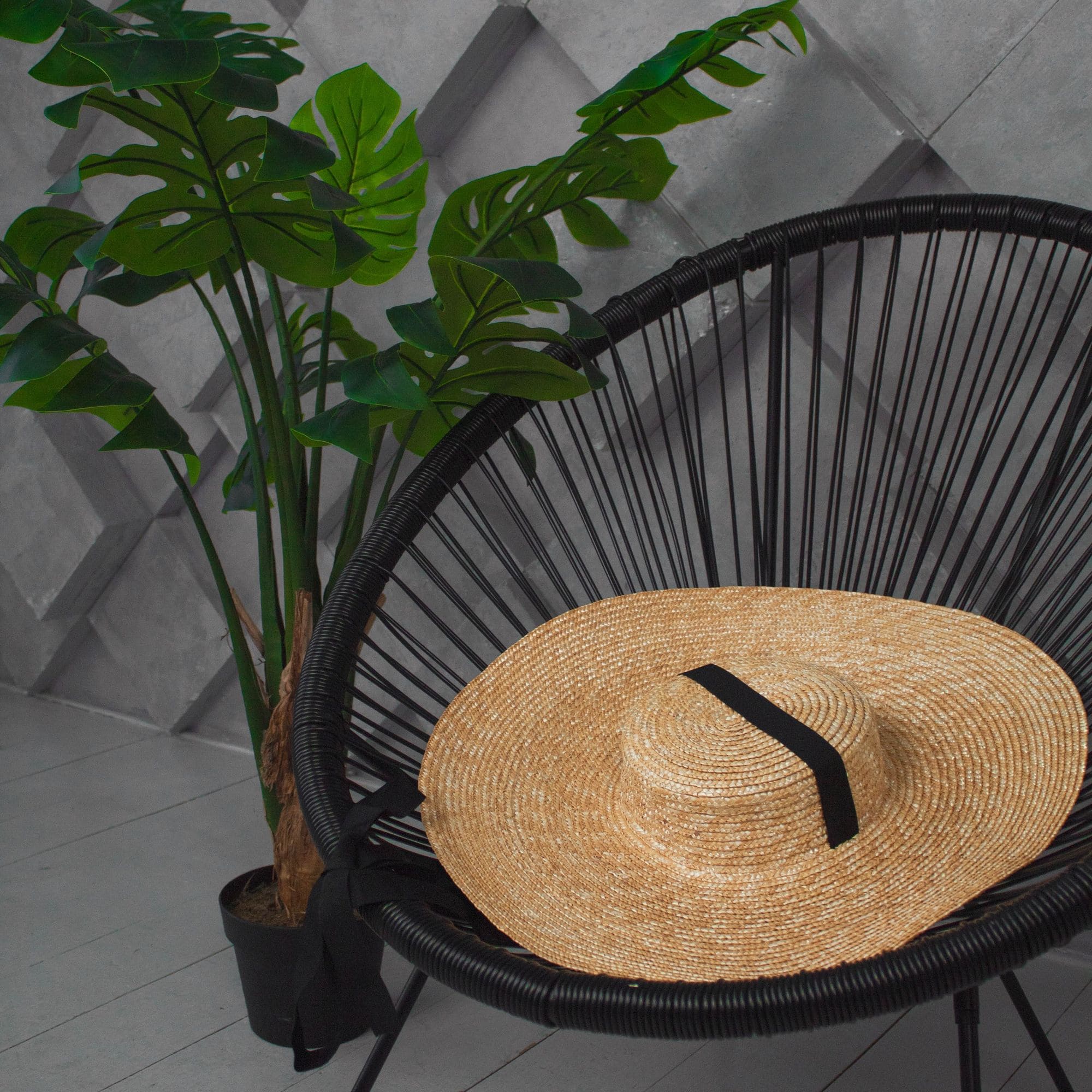 Літній капелюх солом'яний з широкими полями 