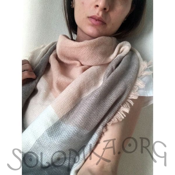 Бежево-серый дизайнерский шарф плед для женщин 140x140x90 см