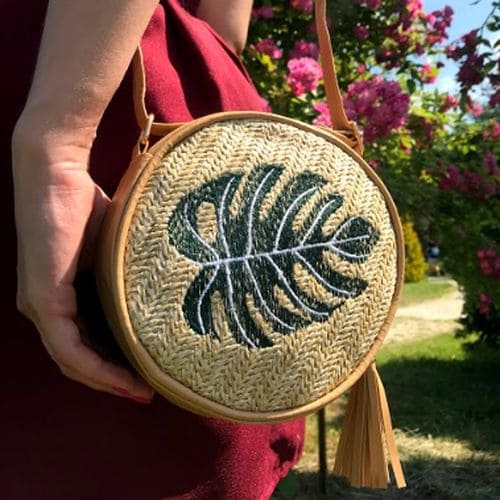 Плетена сумочка з вишивкою листя 