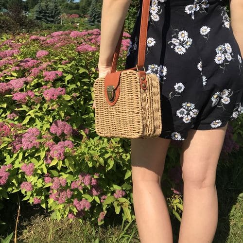 Ткана жіноча сумочка з соломи карамельного кольору на плече