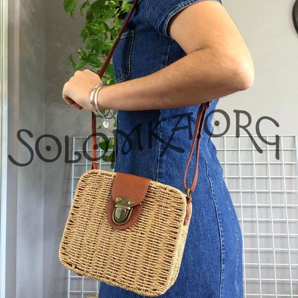 Ткана жіноча сумочка з соломи карамельного кольору на плече