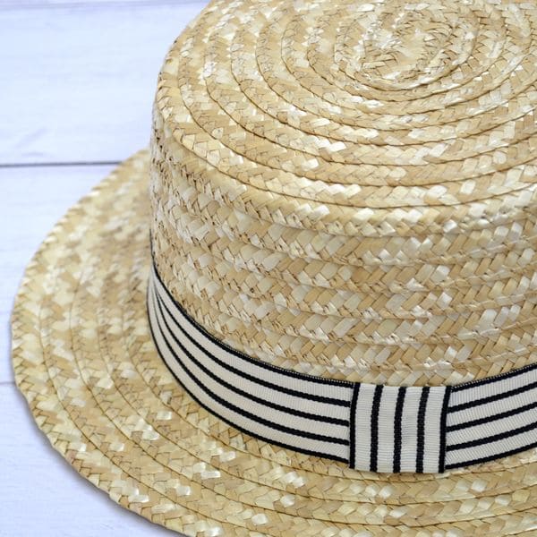 Соломенная шляпа канотье с полосатой лентой