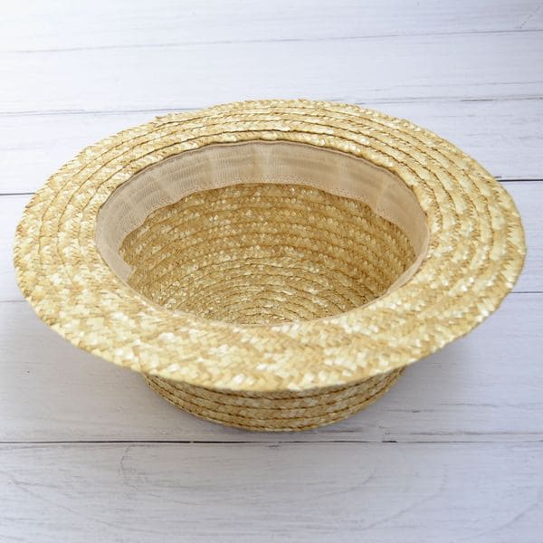Соломенная шляпа канотье с полосатой лентой