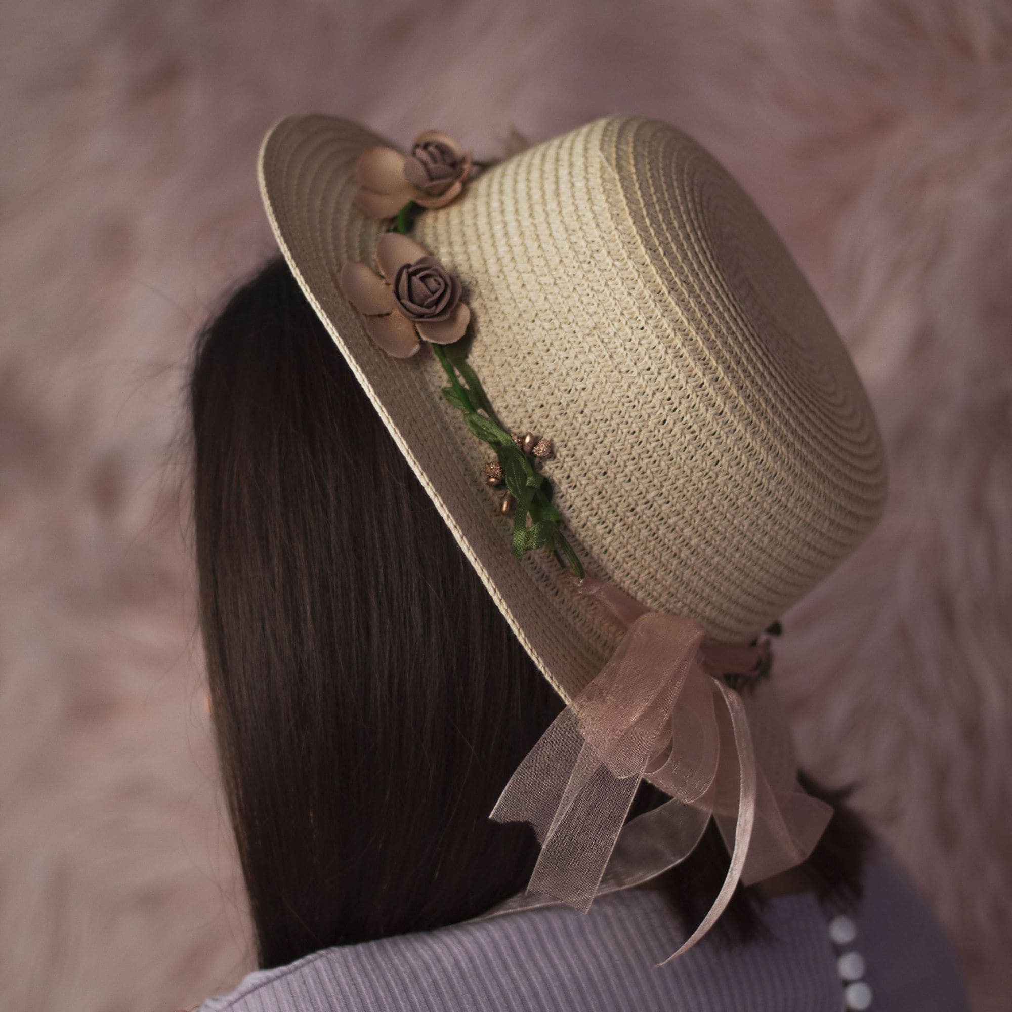 Женская cветлая соломенная шляпка с цветами