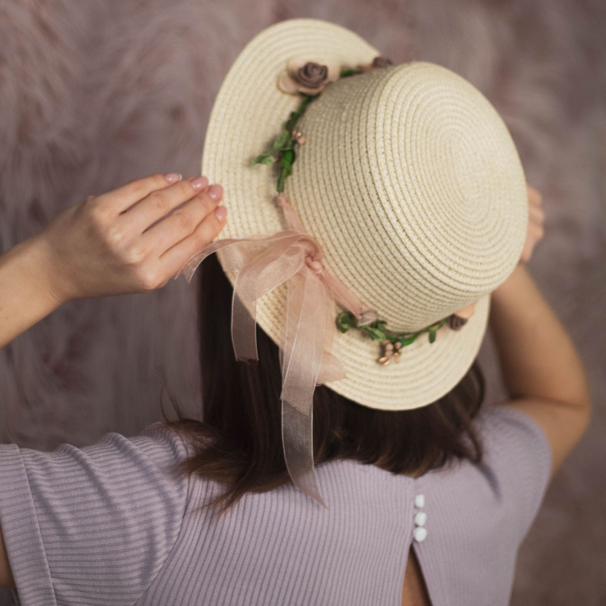 Женская cветлая соломенная шляпка с цветами