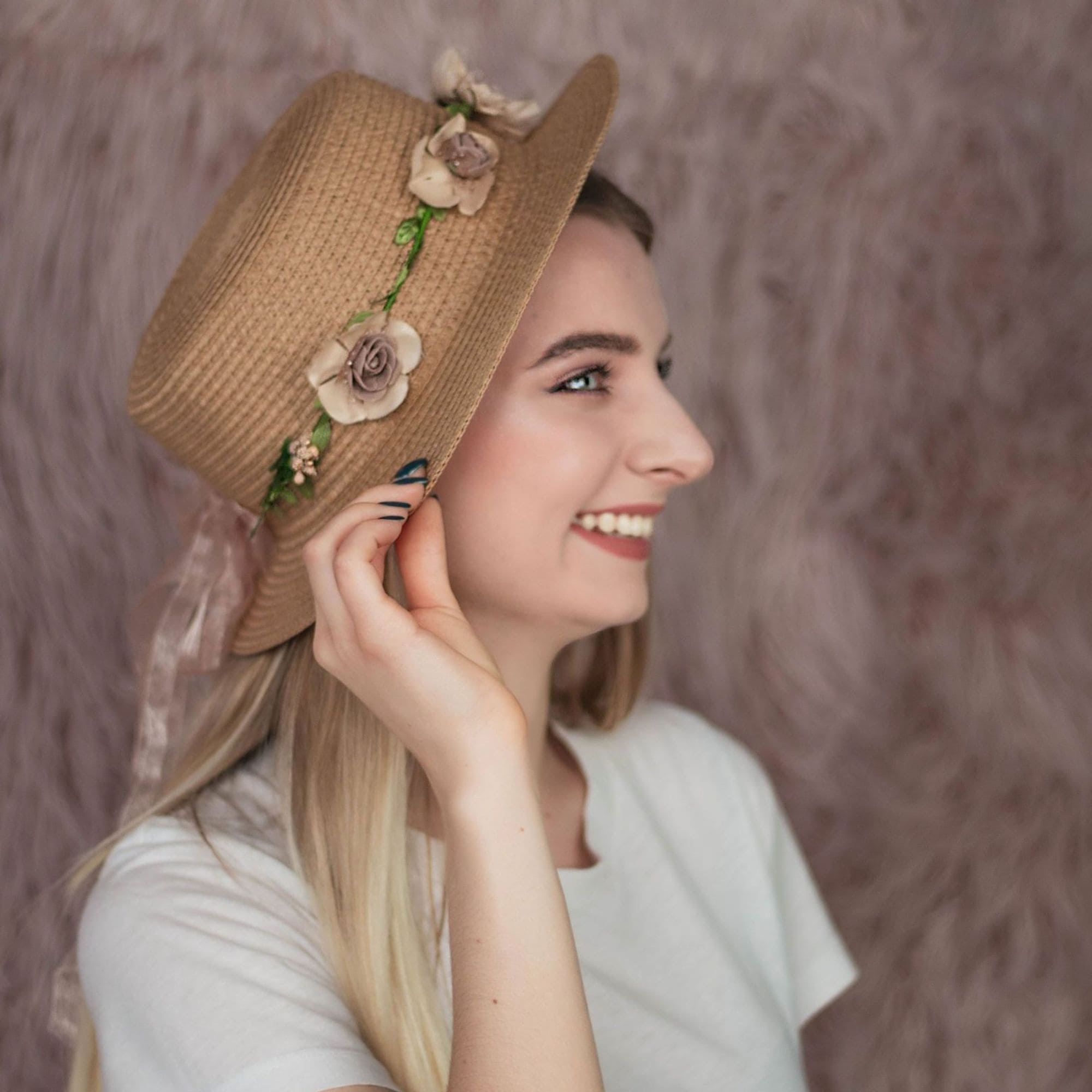 Жіночий солом'яний капелюх з квітами - темний 