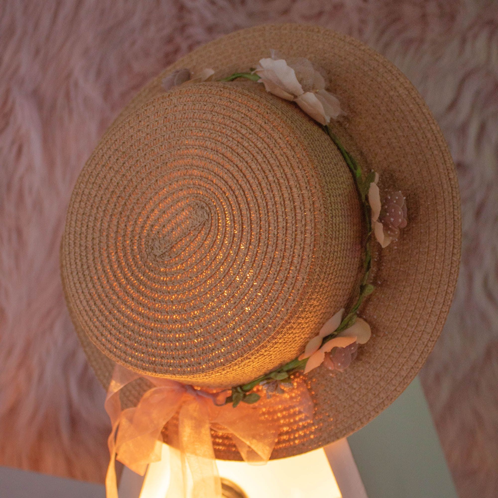 Темная женская соломенная шляпка с цветами