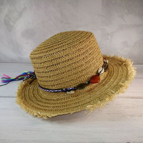 Соломенная шляпа с бахромой и ракушками