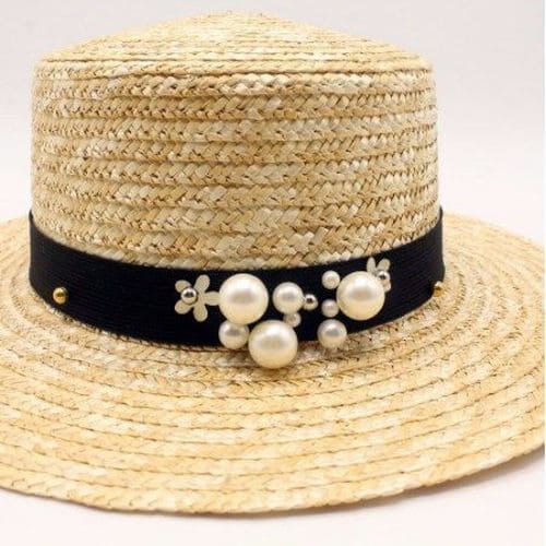 Женская соломенная шляпка с широкими полями
