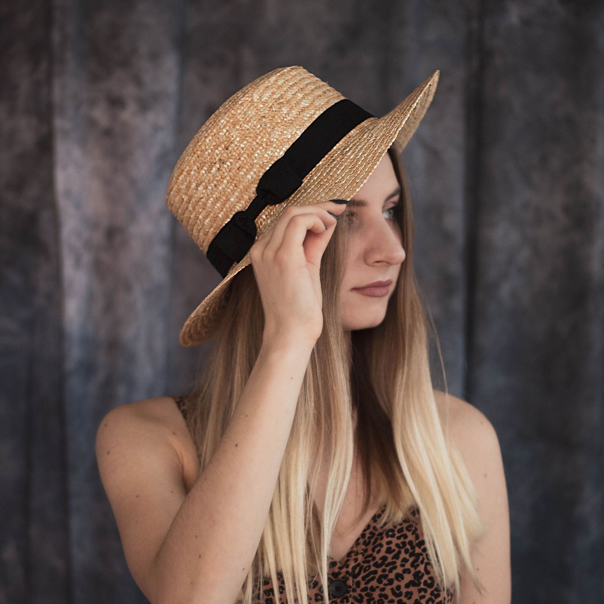 Женская соломенная шляпа с бабочкой и широкими полями