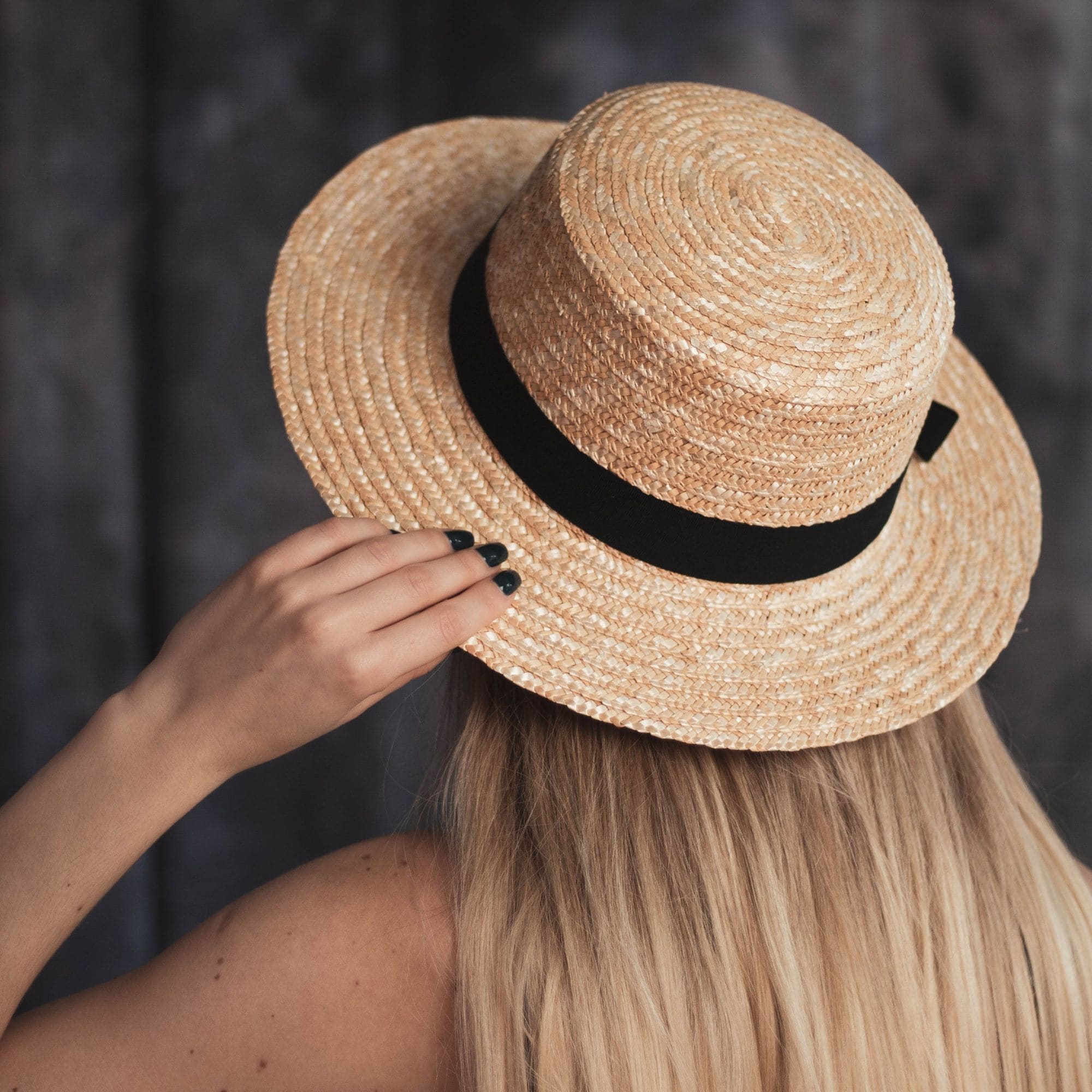 Жіночий солом'яний капелюх з метеликом і широкими полями 