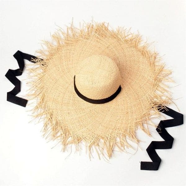 Широкополая соломенная шляпа из рафии с бахромой и лентами