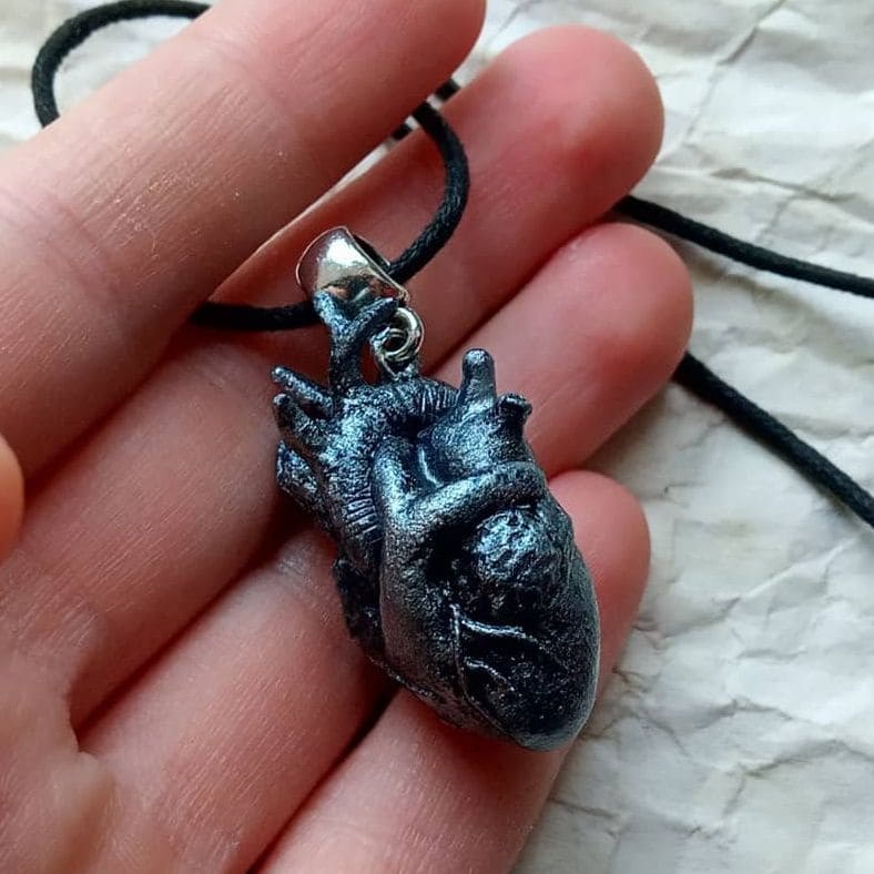 Анатомическое сердце из полимерной глины. Черное