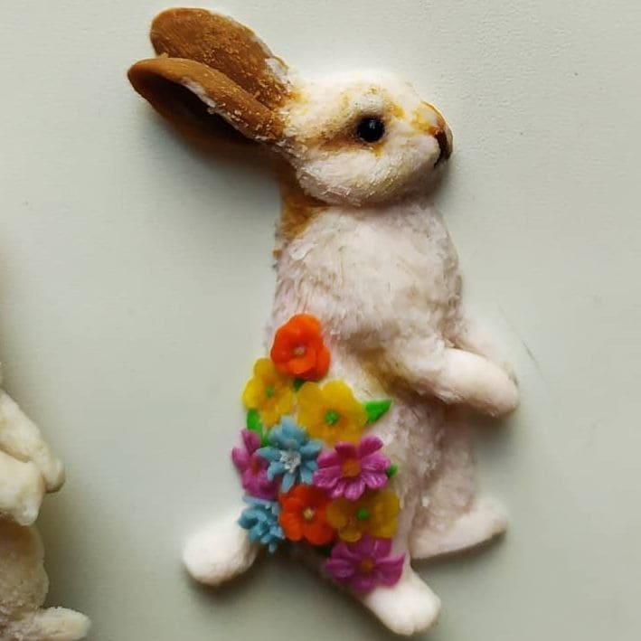Кролик. Брошь из полимерной глины с цветочным символизмом