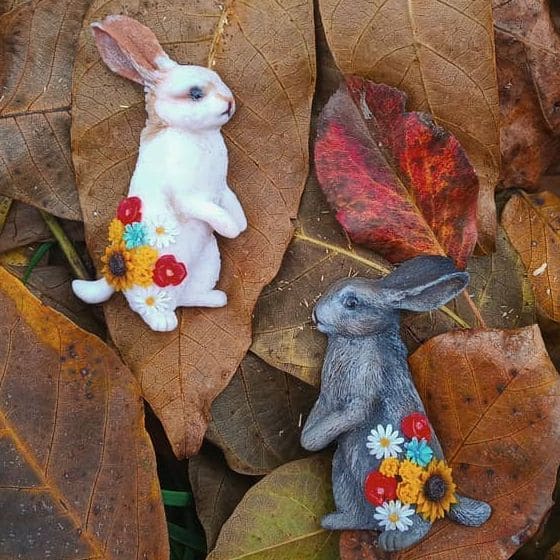 Кролик. Брошь из полимерной глины с цветочным символизмом