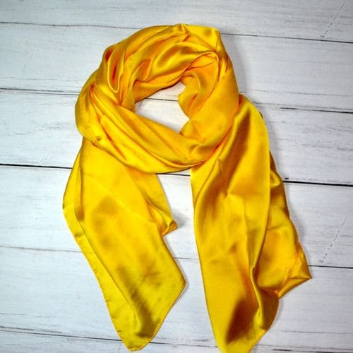 Жовтий шовковий шарф хустка