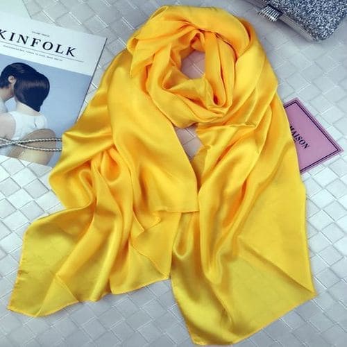 Жовтий шовковий шарф хустка